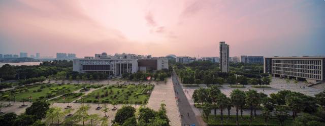 杏吧视频
校景。