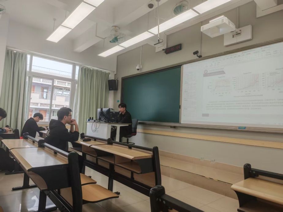 房间里有桌子和椅子AI 生成的内容可能不正确。